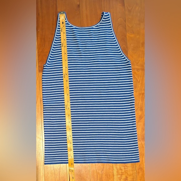 Banana republic knitted round neck tank, with V in back. - Picture 2 of 5